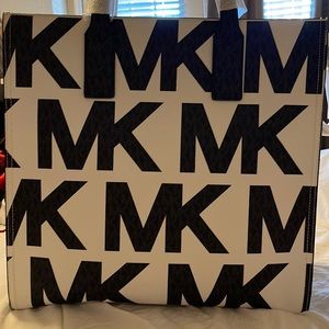 NWT over sized bag. bought and didn’t like the size after all when I got it home